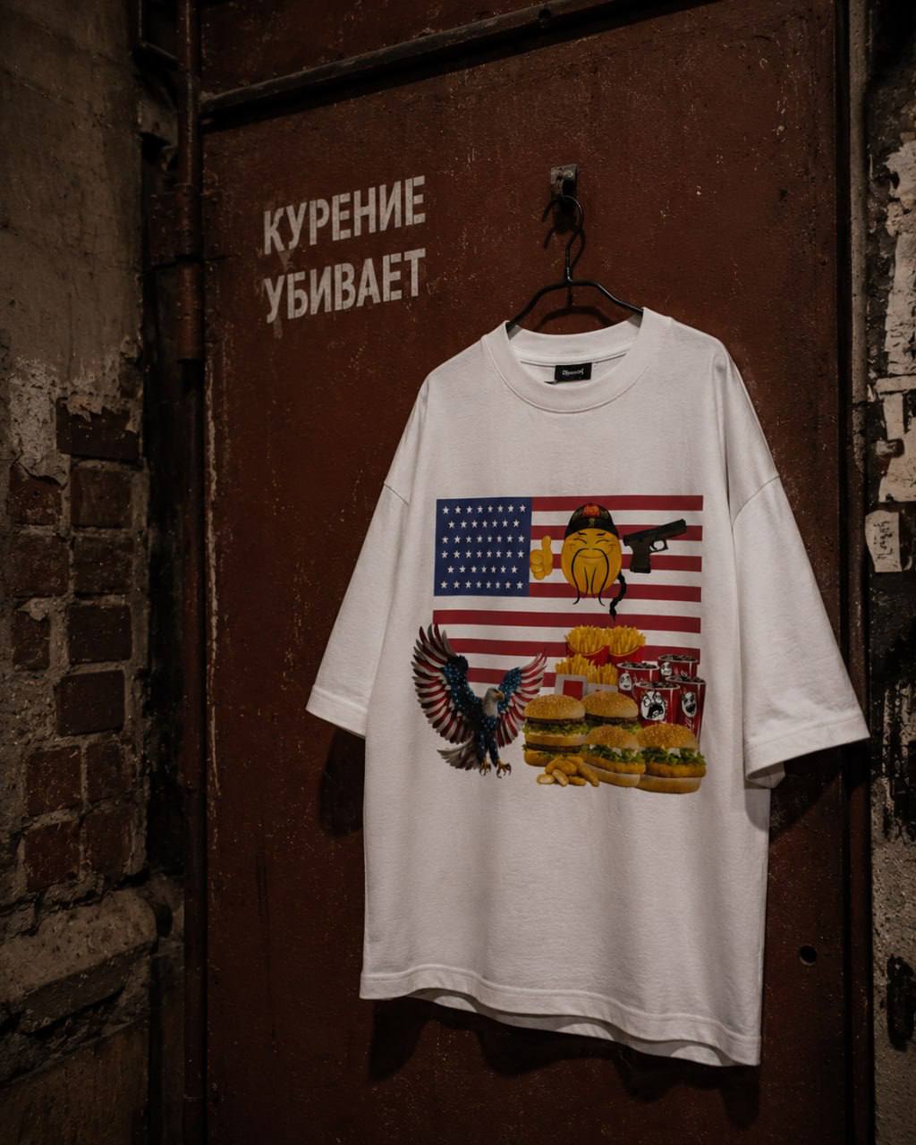 Белая футболка BORN IN USSR с оригинальным принтом, временная визуализация